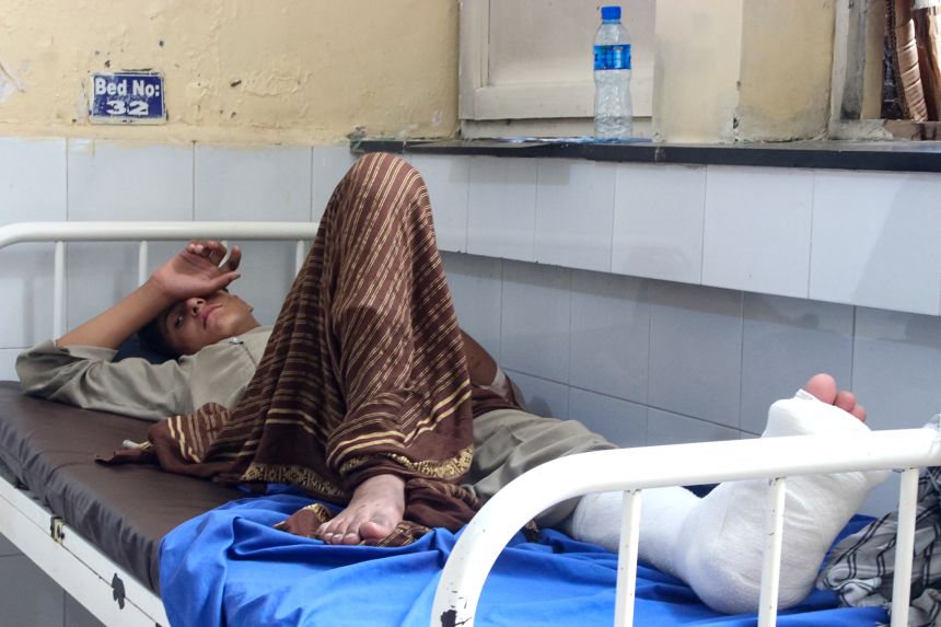 1 Eylül 2025'te Afganistan'ın Celalabad kentinde meydana gelen depremin ardından yaralı bir Afgan adam hastanede tedavi görüyor.