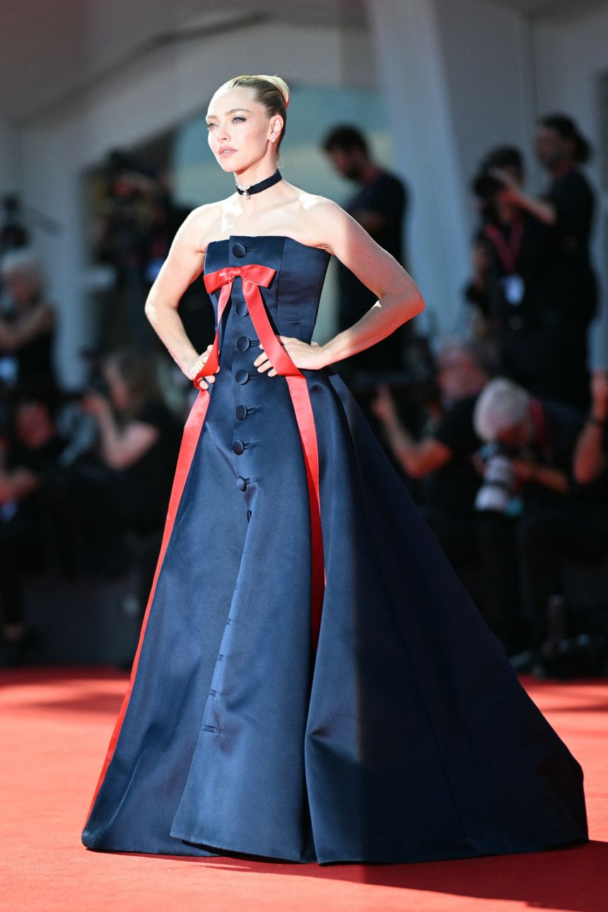 Amanda Seyfried lució un voluminoso vestido sin tirantes con detalles de botones de Prada. Tiziana Fabi/AFP/Getty Images