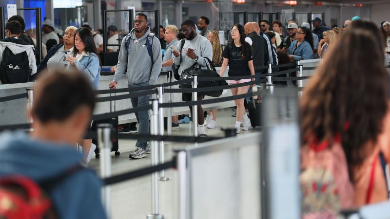 White House plans to abandon Biden-era rules on compensating customers for disrupted flights | CNN Politics