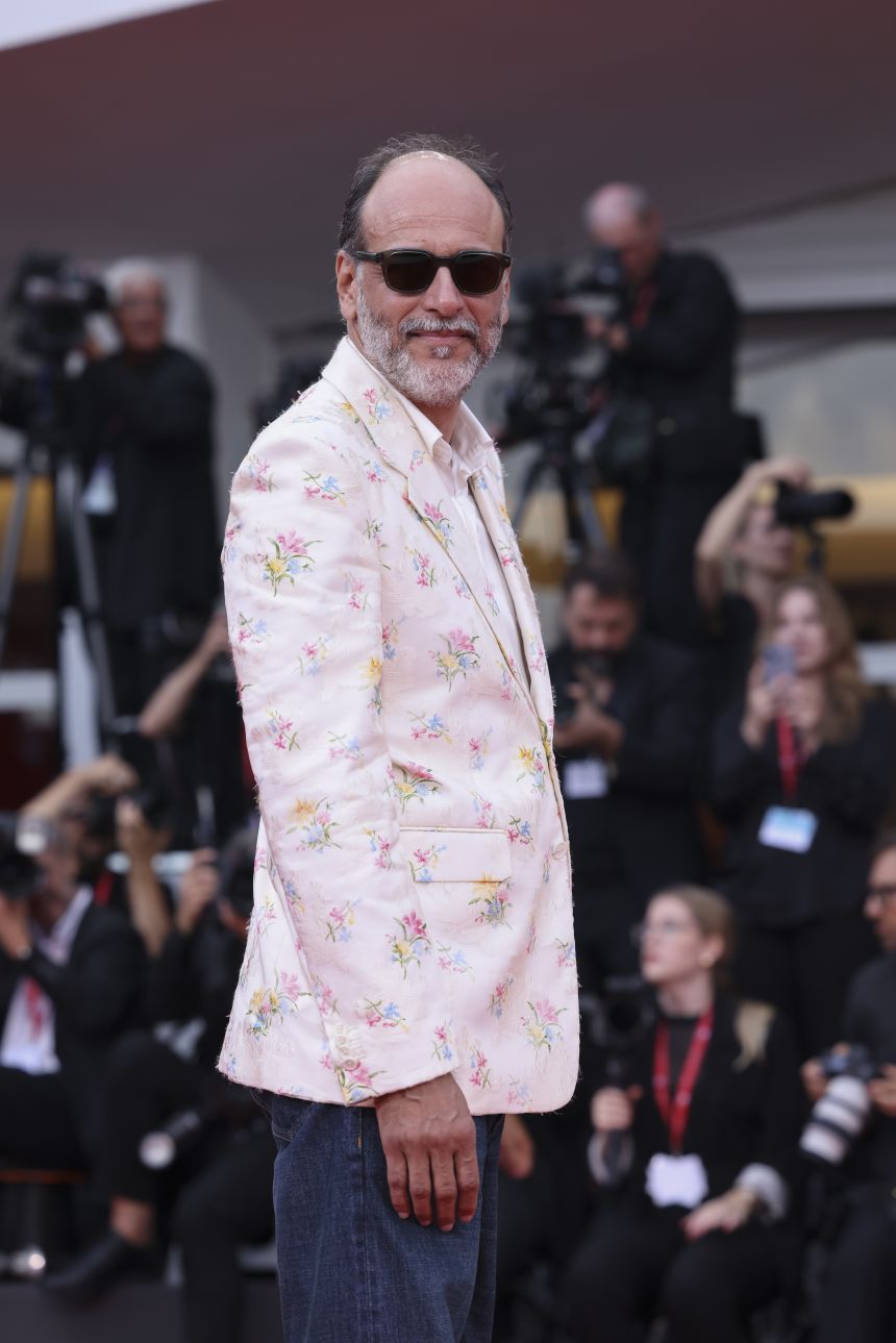 El director Luca Guadagnino vestido completamente de Dior, con una chaqueta bordada con un motivo floral fil-coupé. Stefania D'Alessandro/WireImage/Getty Images