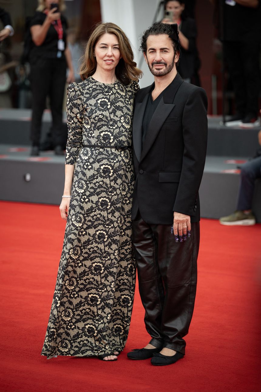 Sofía lució un vestido de encaje de jersey estampado a medida con adornos de cristal de Marc Jacobs. El propio Marc llevaba pantalones de piel, bailarinas y una chaqueta entallada. Laurent Hou/Hans Lucas/AFP/Getty Images