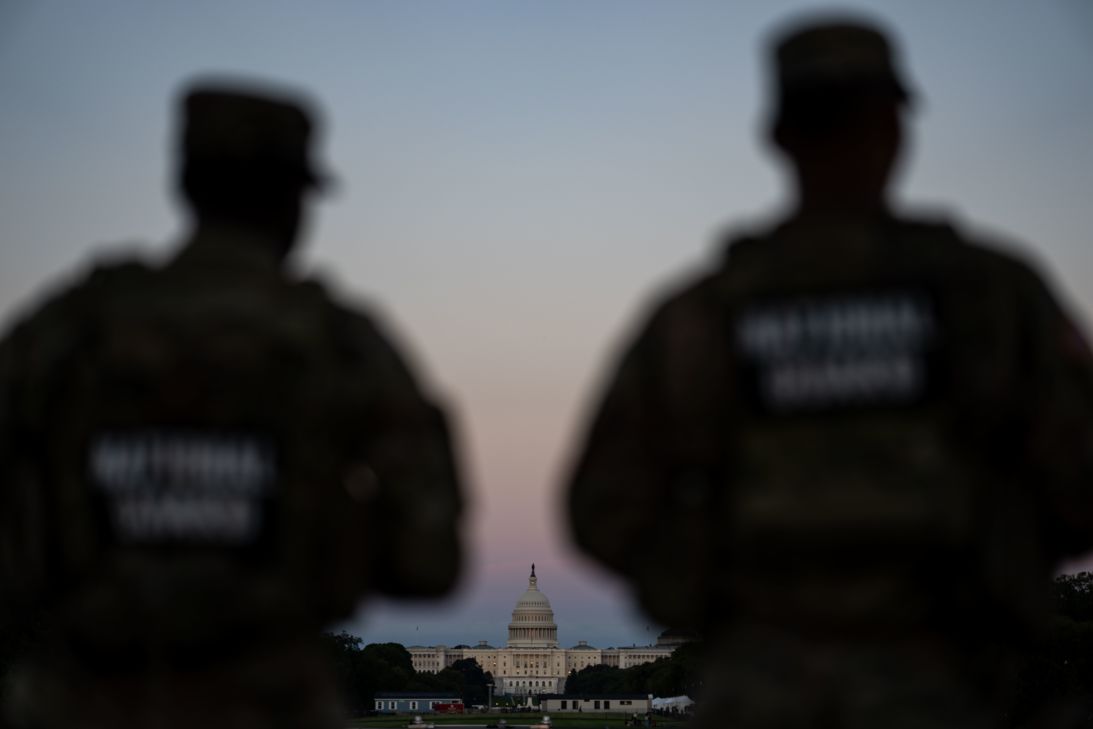Los miembros de la Guardia Nacional serán vistos en la silueta mientras están parados en un monumento en Washington el 2 de septiembre.