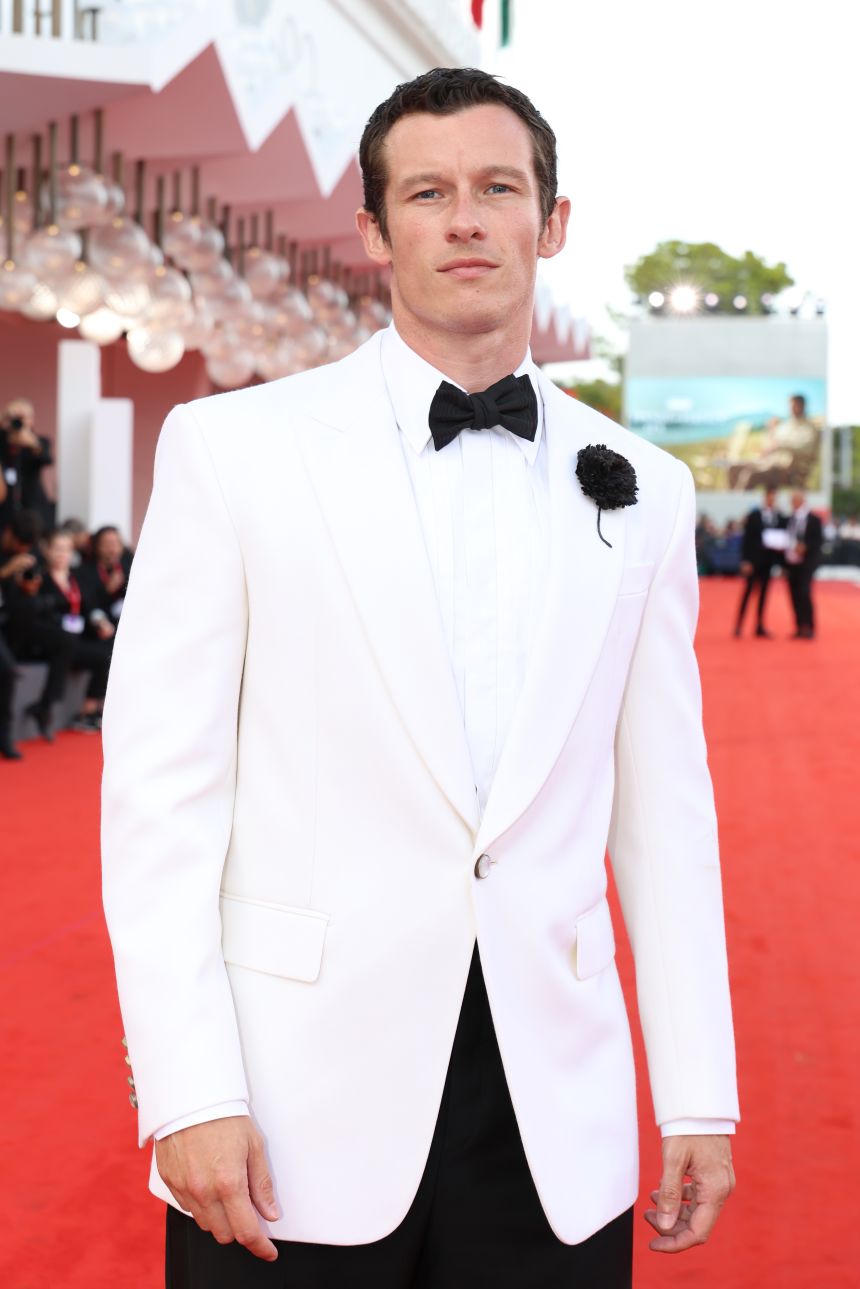 Callum Turner con una chaqueta de esmoquin blanca de un solo pecho de Louis Vuitton hecha a medida y un alfiler de clavel marrón. Pascal Le Segretain/Getty Images