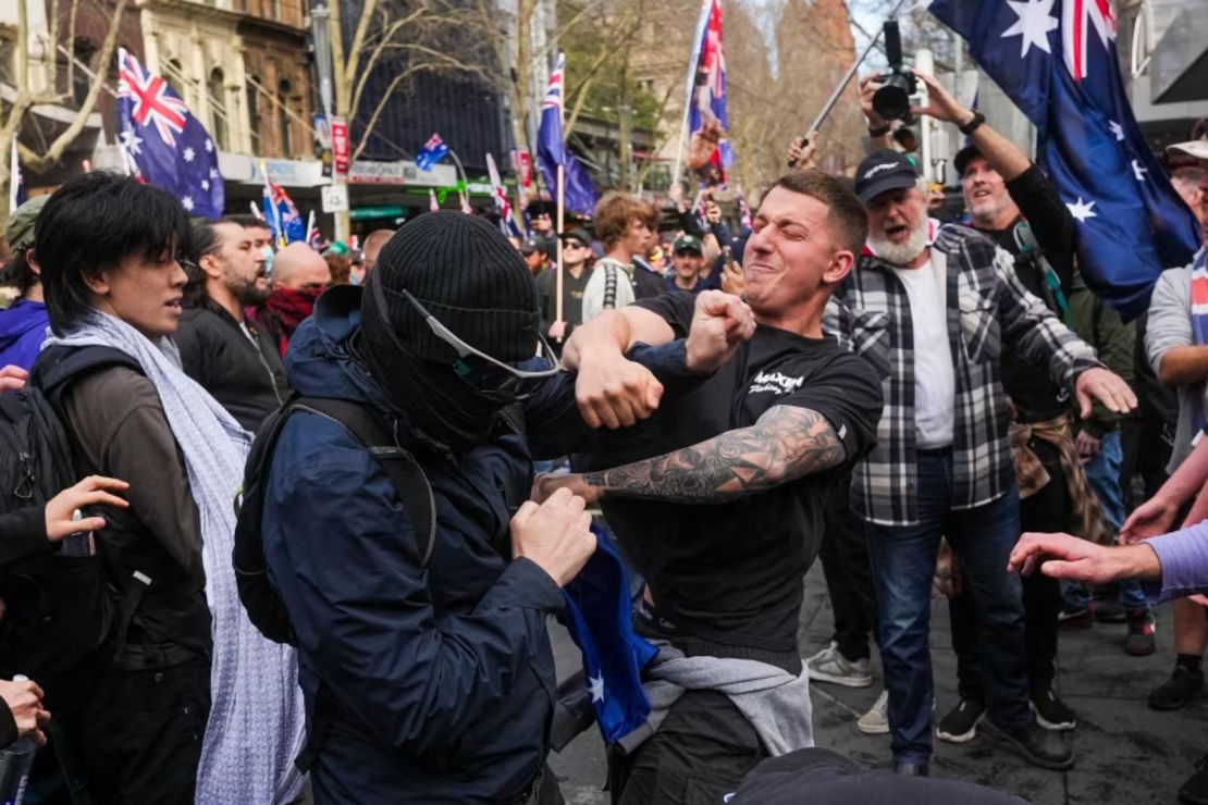 Manifestantes contra la inmigración y contramanifestantes se enfrentan el 31 de agosto de 2025 en Melbourne, Australia.