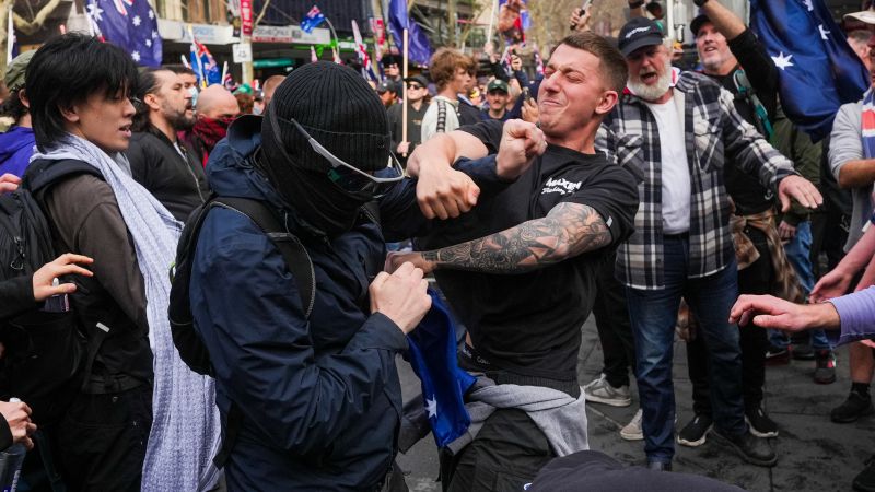Сблъсъци като хиляди митинг срещу имиграцията в Австралия, в протестира правителството се свърза с неонацистите 