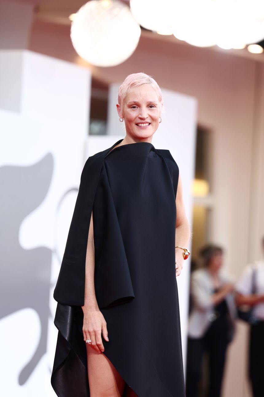 Vicky Krieps lució dos looks de Bottega Veneta en el festival, incluyendo un vestido negro a medida, zapatos tipo mule y joyas. Aldara Zarraoa/Getty Images