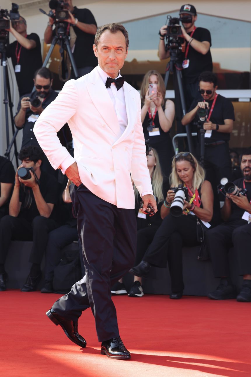 Jude Law lució un esmoquin blanco de Brunello Cucinelli. Stefania D'Alessandro/Getty Images