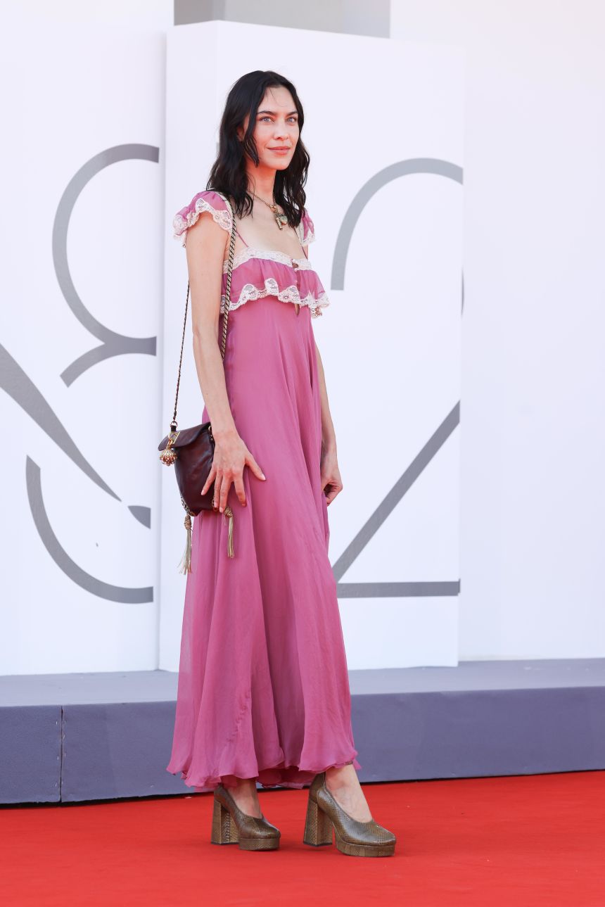 Alexa Chung optó por un vestido de Chloé con ribetes de encaje de la colección Otoño-Invierno 2025 de la marca. Stefania D'Alessandro/WireImage/WireImage