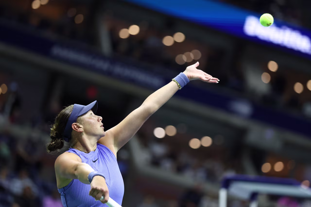 Amanda Anisimova serves to Naomi Osaka during Thursday's match.