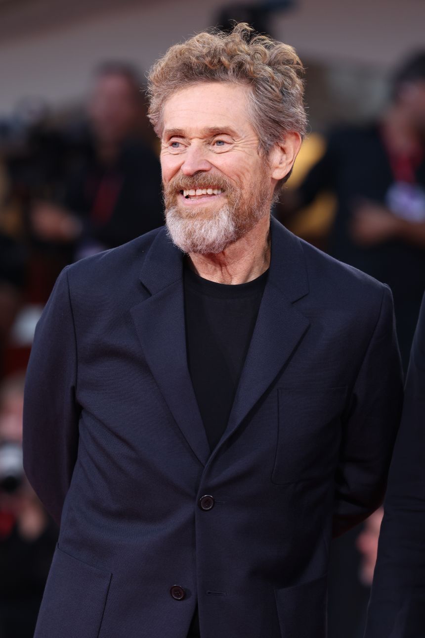 Willem Dafoe con un traje azul marino y una camiseta negra. Stefania D'Alessandro/WireImage/Getty Images