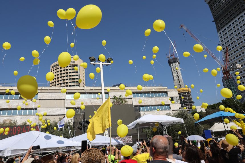 Relatives and supporters of Israeli hostages will release 700 yellow barons on August 5, 2025, marking the same number of days of breeding capacity.