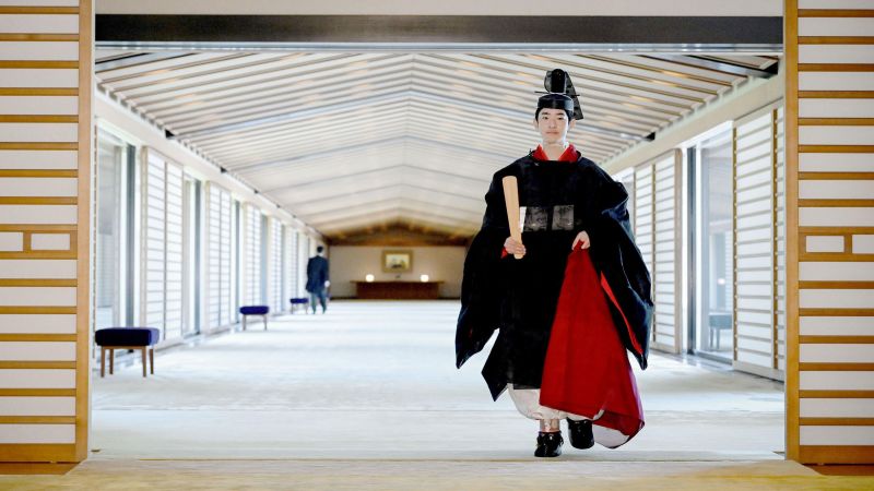 Вижте всички теми Връзка копирана Следвайте Сложните дворцови ритуали за