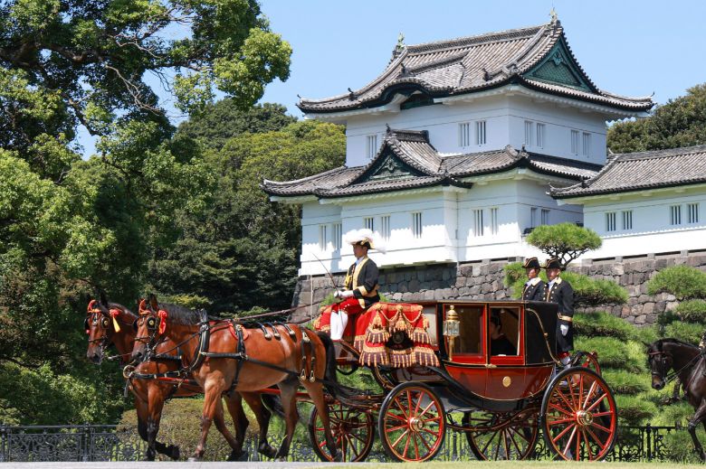 After attending a ceremony held in Tokyo on Saturday, Prince Hisahito in Japan leaves on a carriage.