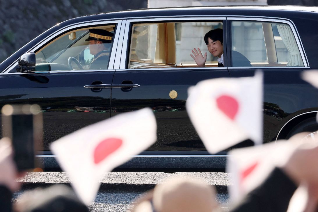 The prince of the Japanese princes is waving to those gathered in front of the imperial family for an adult ceremony to be held in Tokyo on Saturday.