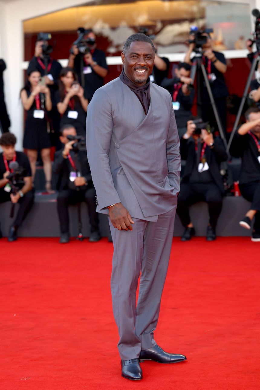 Idris Elba con una chaqueta gris cruzada y corbata de seda. Franco Origlia/Getty Images