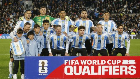 BUENOS AIRES, ARGENTINA - 4 DE SEPTIEMBRE: Los jugadores de Argentina posan para la foto del equipo antes del partido clasificatorio para la Copa Mundial de la FIFA 2026 frente a Venezuela en el Estadio Monumental.