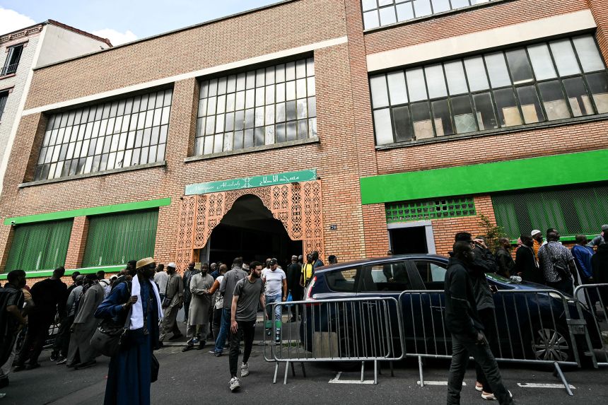 The loyalists will leave Mosque Isla on Tuesday in Montreuil, Seine Saint Dennis, a suburb of Paris.