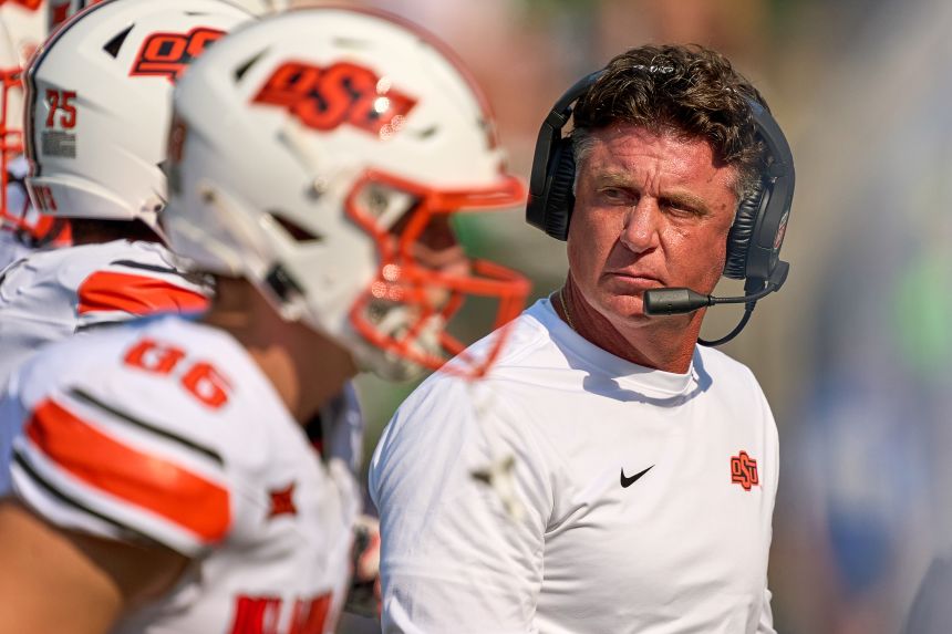 Mike Gundy, entonces entrenador en jefe de los Oklahoma State Cowboys, observa la segunda mitad del juego contra los Oregon Ducks.