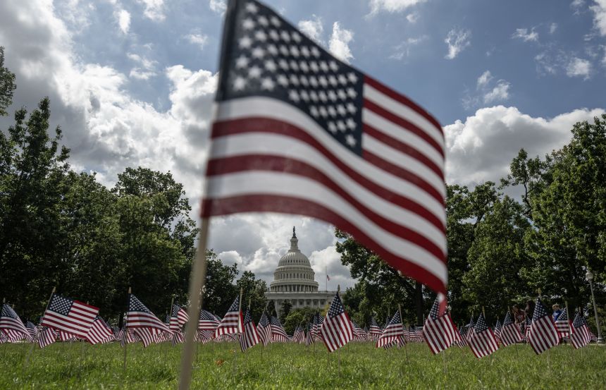Se planta fuera del Capitolio de los Estados Unidos en Washington, DC, el 11 de septiembre, en celebración del 24 aniversario de los ataques terroristas del 11 de septiembre, y se planta para conmemorar a Charlie Kirk.