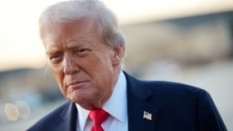 El presidente Donald Trump habla con los periodistas después de descender del Air Force One en la Base Conjunta Andrews, Maryland, el 7 de septiembre.