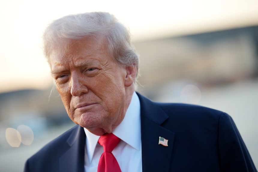 Tổng thống Donald Trump phát biểu với các phóng viên sau khi bước xuống chuyên cơ Không lực Một tại Căn cứ chung Andrews, Maryland, vào ngày 7 tháng 9 năm 2025.