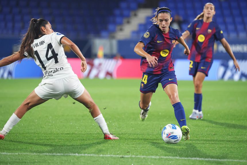 Barcelona's Aitana Bonmatí dribbles past a Dux Logroño defender.