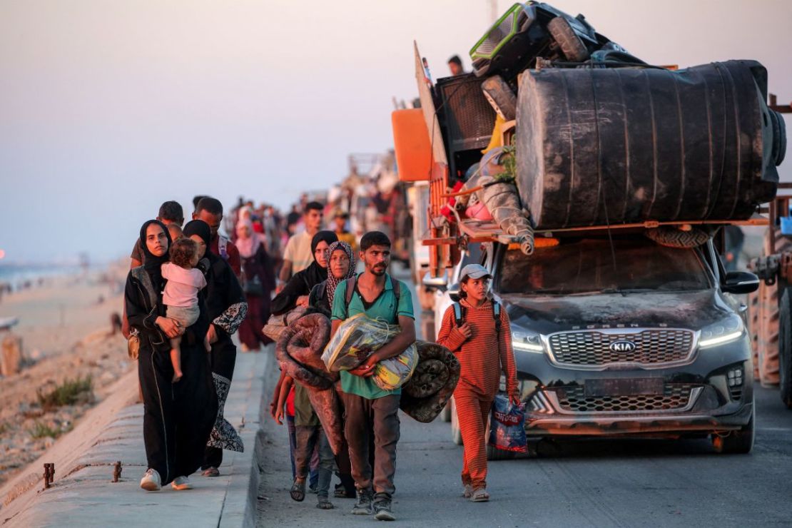 Palestinos desplazados que evacuan la ciudad de Gaza hacia el sur recorren una carretera costera en Nuseirat, en el centro del enclave, el sábado.