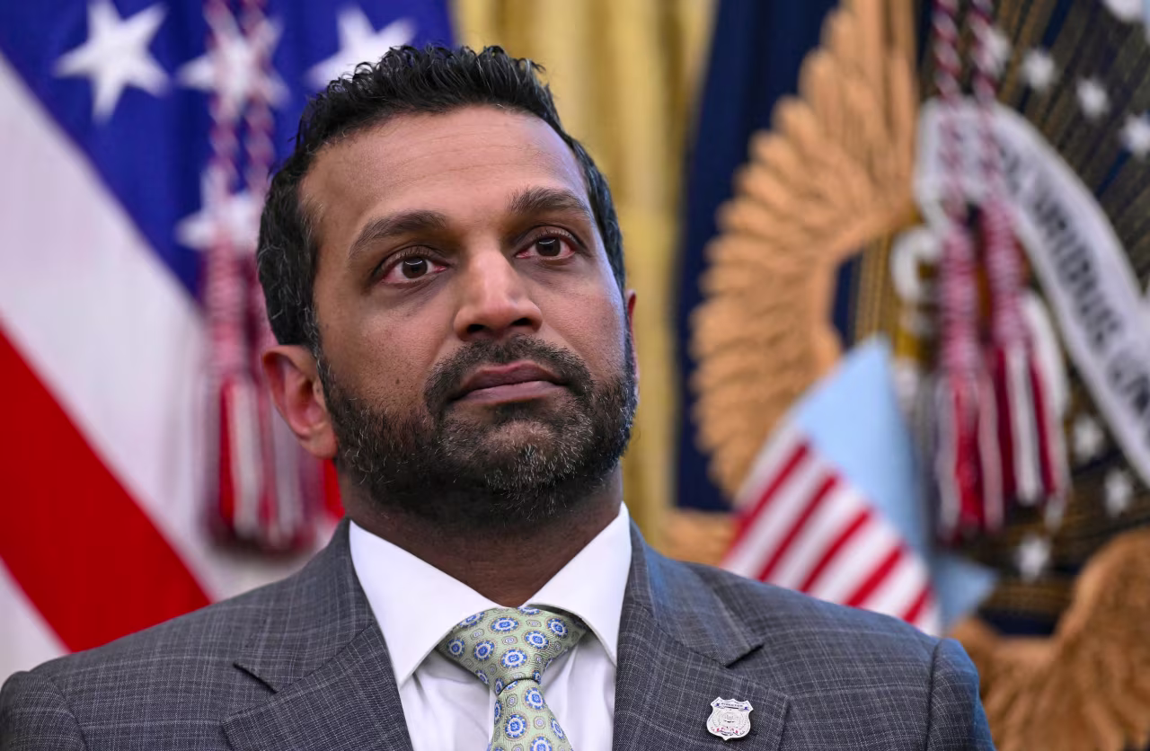 El director del FBI, Kash Patel, escuchará al presidente de los Estados Unidos, Donald Trump, el lunes, firmando una orden para enviar la Guardia Nacional a Memphis, ubicada en la Oficina Oval de la Casa Blanca en Washington, D.C.