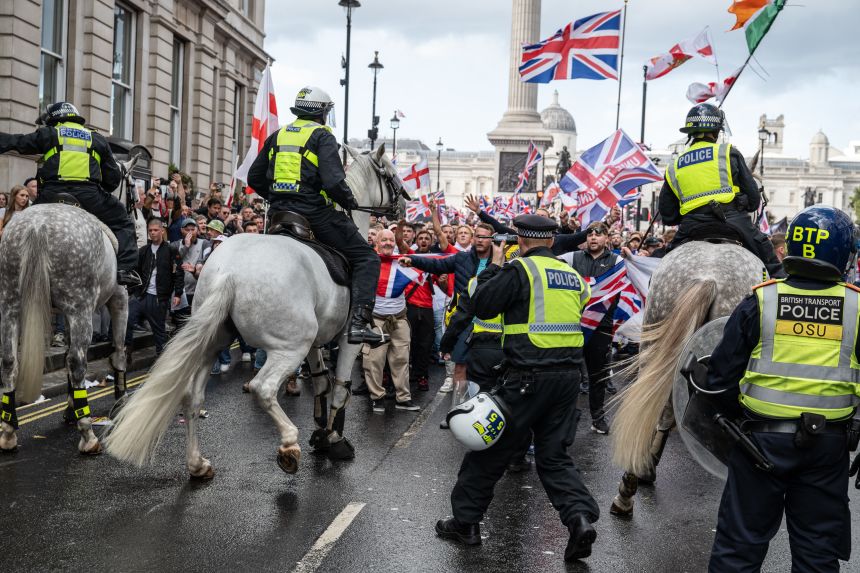 Far-right anti-immigration protests in London lead to clashes with police |  CNN