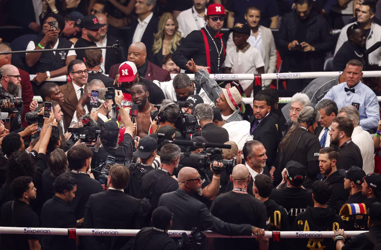 Terence Crawford celebra su victoria frente al Canelo Álvarez.