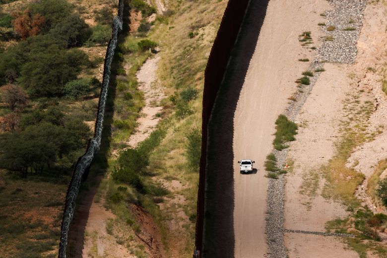 Um veículo da Alfândega e Proteção de Fronteiras dos EUA patrulha a fronteira entre EUA e México em Nogales, Arizona, em 17 de setembro.