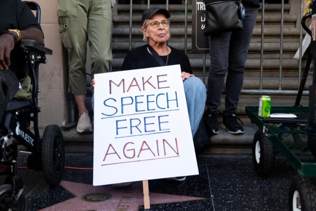 Manifestantes frente a Jimmy Kimmel Live en Hollywood, el 18 de septiembre de 2025.