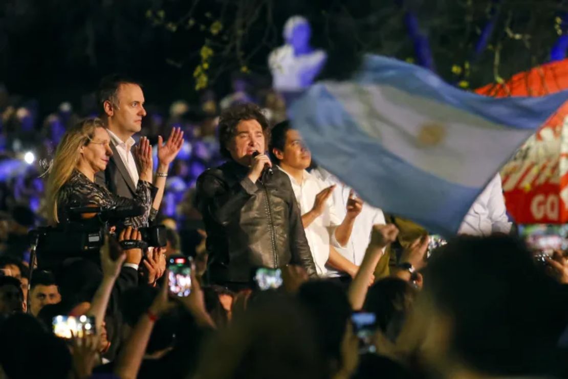 El presidente de Argentina, Javier Milei (derecha), habla junto al candidato legislativo Manuel Adorni (centro) y la secretaria general de la Presidencia, Karina Milei, durante un acto político al aire libre en el Parque Sarmiento, en Córdoba, Argentina, el 19 de septiembre de 2025.