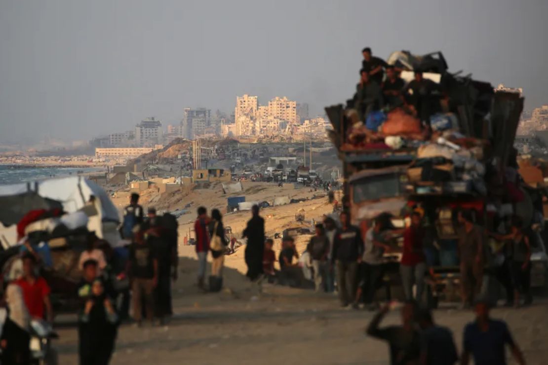 Palestinos se desplazan hacia el sur el miércoles, mientras las fuerzas israelíes extienden su control sobre la Ciudad de Gaza. Más de 700.000 palestinos han abandonado la zona, según el FDI.