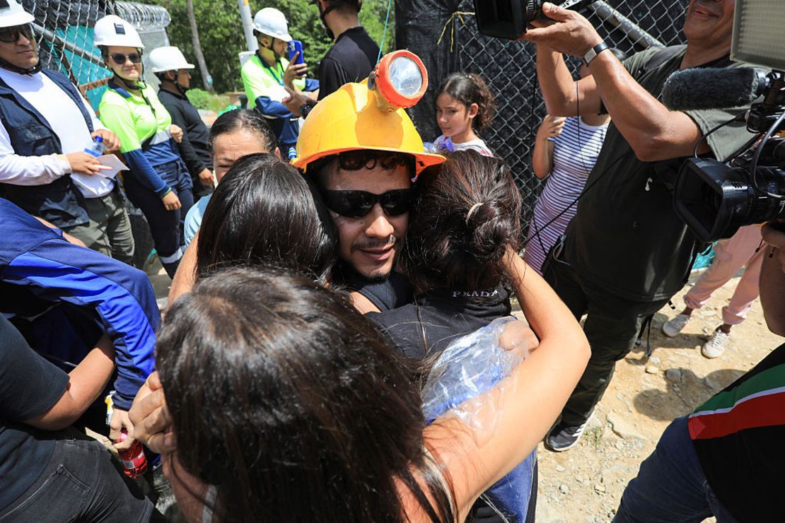 Un minero rescatado abraza a sus familiares cerca del lugar donde se derrumbó una mina de oro, dejando a 23 mineros atrapados en Segovia, departamento de Antioquia, Colombia, el 24 de septiembre de 2025.
