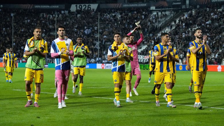 THESSALONIKI, GREECE - SEPTEMBER 24: Maccabi's players greet their fans at the end of the UEFA Europa League first week football match between PAOK and Maccabi Tel Aviv at Toumba Stadium in Thessaloniki, Greece on September 24, 2025. (Photo by Konstantinos Tsakalidis/Anadolu via Getty Images)