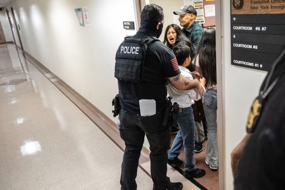 Un agente federal sujeta a una mujer el jueves en un tribunal de inmigración de la ciudad de Nueva York.