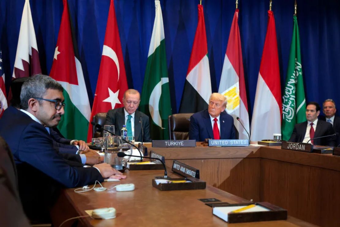 El presidente de EE.UU., Donald Trump, y el presiente de Turquía, Recep Tayyip Erdoğan, en una reunión con varios países árabes y musulmanes en la Asamblea General de la ONU la semana pasada, donde la gobernanza posbélica en Gaza fue un tema central.