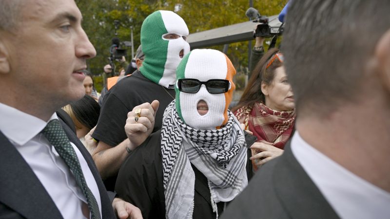 Вижте всички теми Връзка копирана Следвайте Лондонският съд в петък