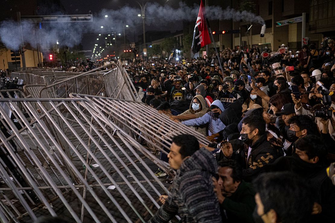 Manifestantes se enfrentan con la policía antidisturbios durante una manifestación en Lima el 27 de septiembre de 2025.
