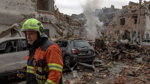 A Ukrainian rescuer walks at the site of heavily damaged residential buildings following a Russian air attack on the outskirts of Kyiv, on September 28, 2025, amid the Russian invasion of Ukraine. An overnight Russian barrage on Kyiv killed at least four people, including a 12-year-old girl, Ukrainian authorities said on September 28, 2025.