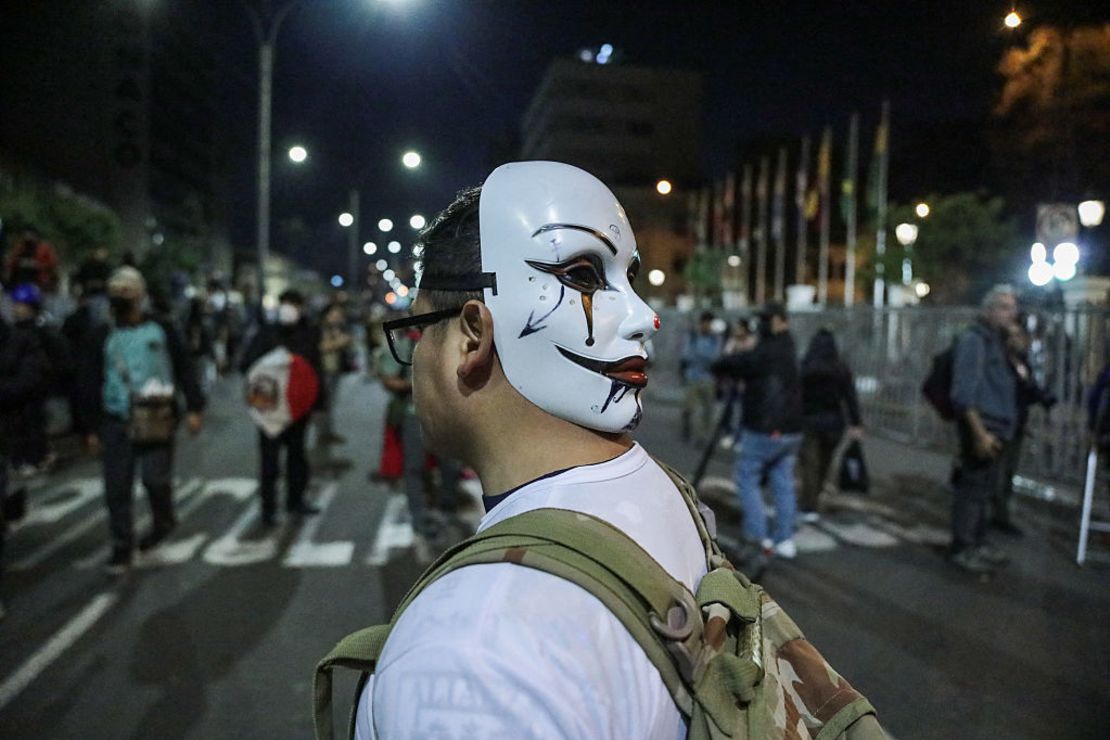 Un manifestante camina hacia el Congreso durante una manifestación en Lima el 28 de septiembre de 2025.