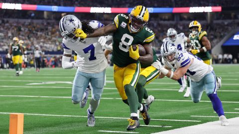 Josh Jacobs heads for the end zone against the Dallas Cowboys.