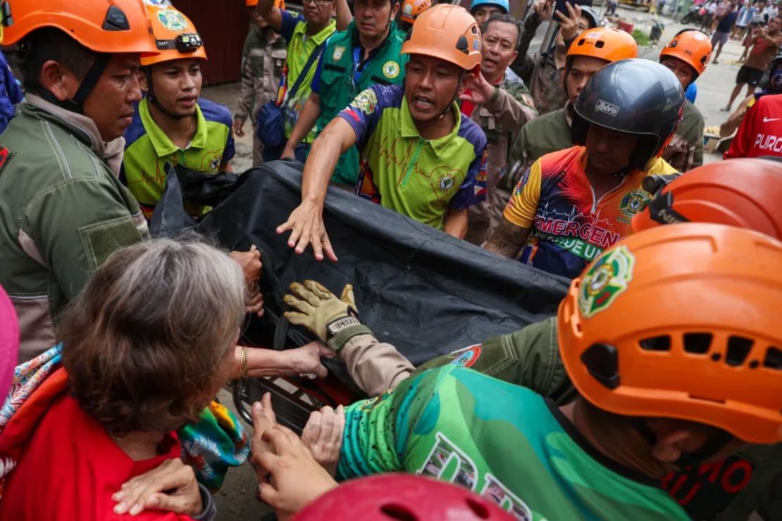 Los rescatistas recuperan cuerpos de los escombros del terremoto de magnitud 6,9 en Cebú, Filipinas, el 1 de octubre de 2025.