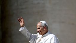 El papa León XIV saluda a los peregrinos al final de la Audiencia General Semanal en el Vaticano, el 1 de octubre de 2025.