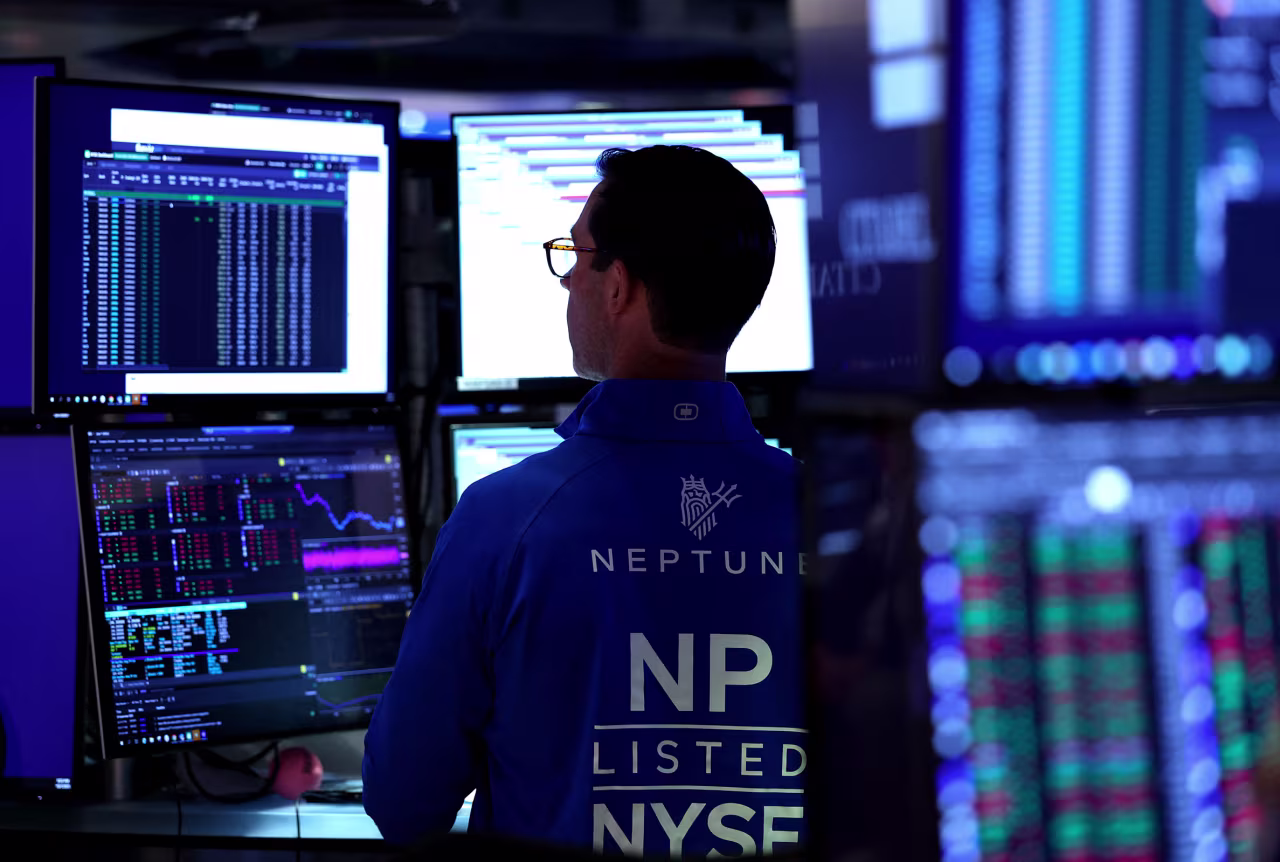 El comerciante trabaja en el piso de la Bolsa de Nueva York en la apertura de Bell el miércoles.