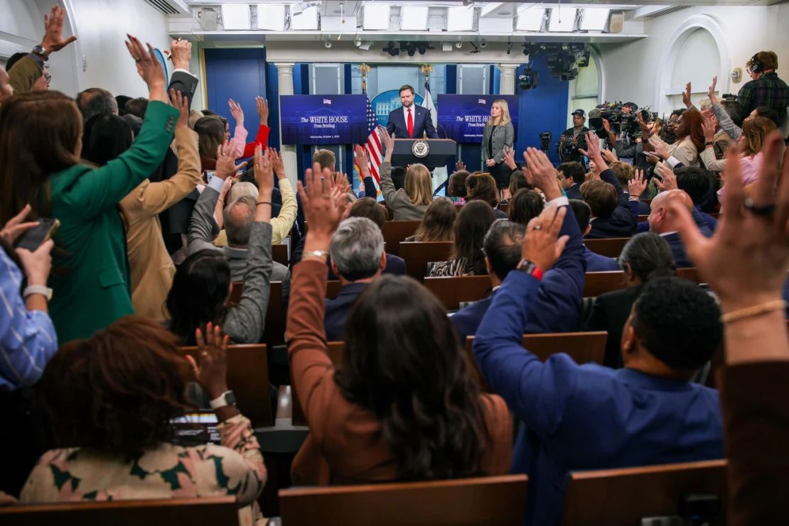 El vicepresidente J.D. Vance responde preguntas durante una conferencia de prensa, el miércoles.