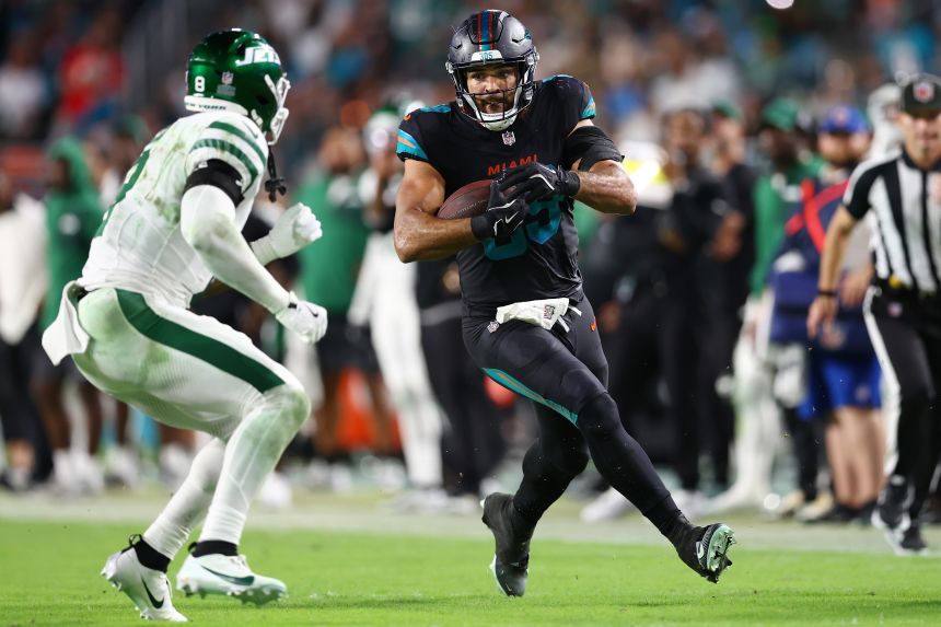Waller (No. 83) scored two touchdowns on his return to NFL action since unretiring.