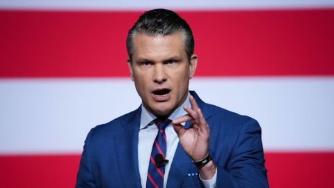 El secretario de Defensa, Pete Hegseth, habla con altos mandos militares en la Base del Cuerpo de Marines en Quantico, el 30 de septiembre.