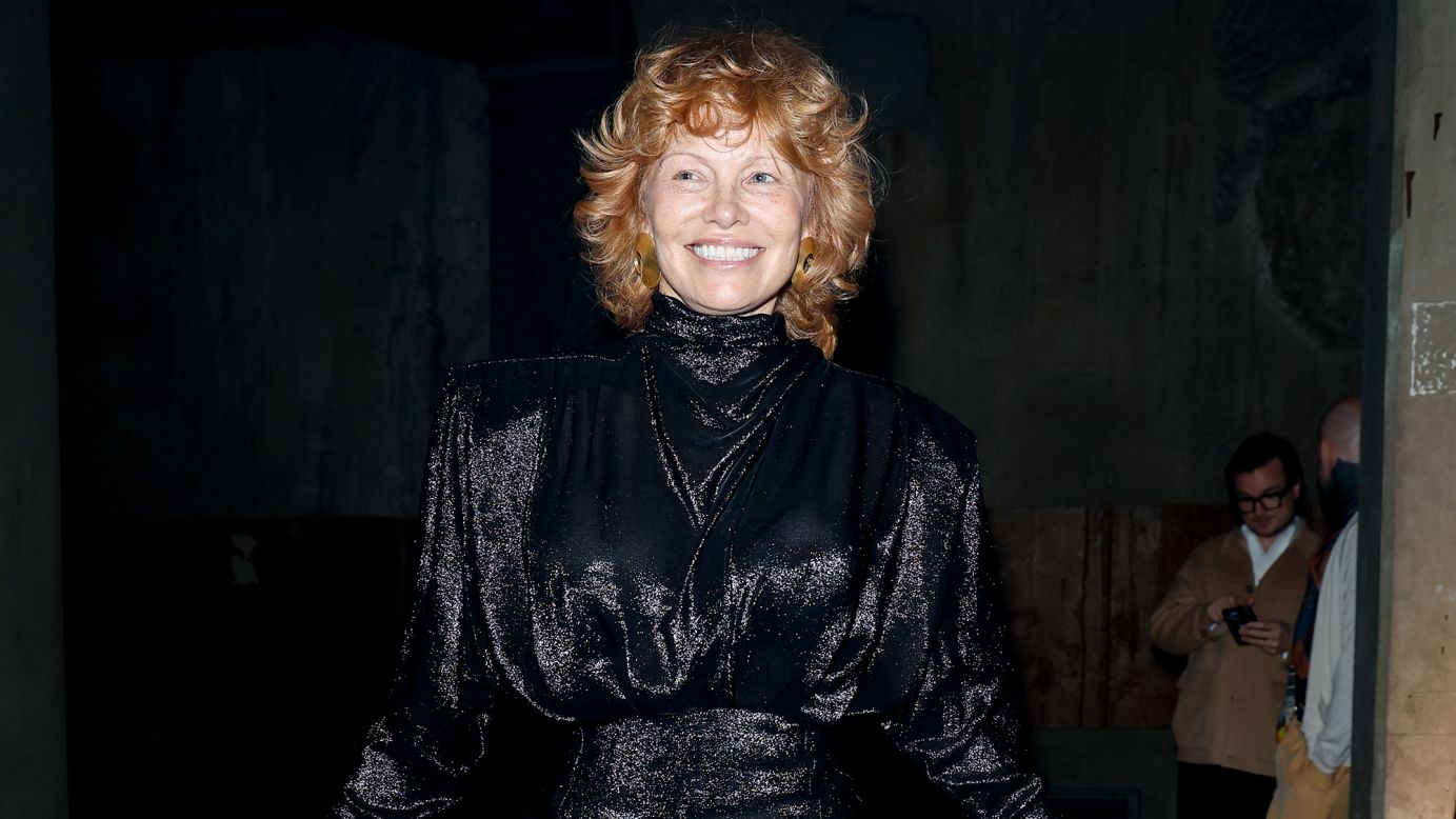 At the Spring-Summer 2026 Mugler show, Pamela Anderson arrived in a fresh look.